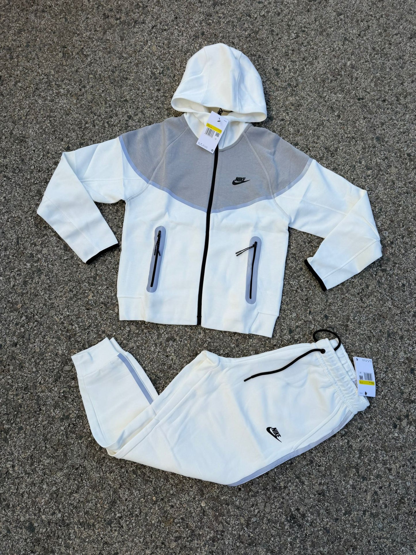 Nike tech blanco gris logo negro