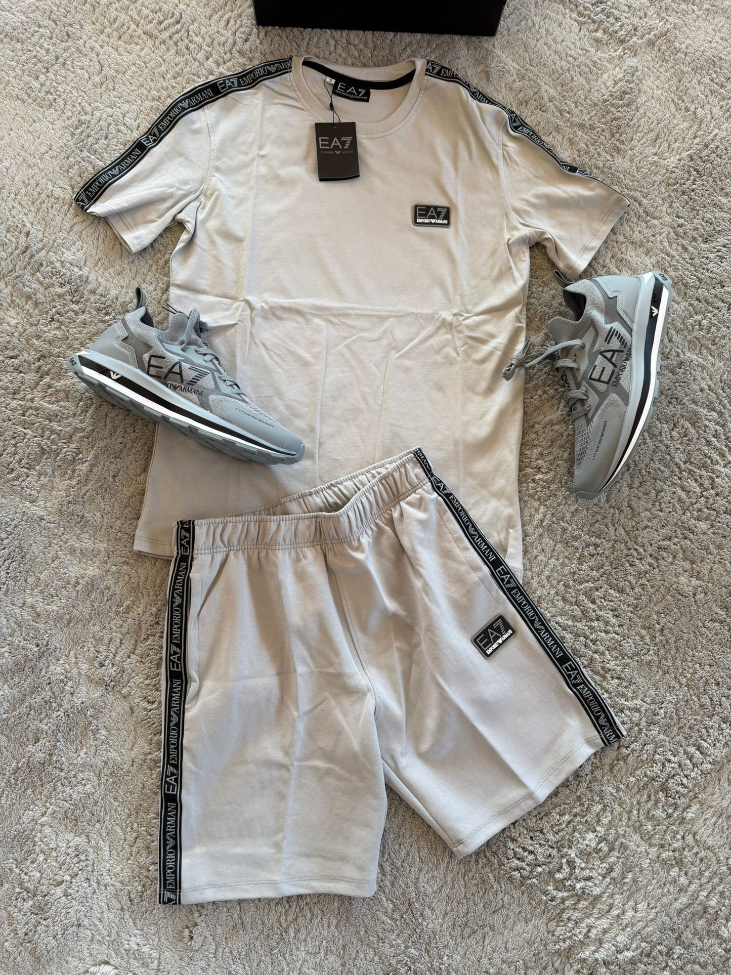 Conjunto corto armani gris logo negro detalles blancos