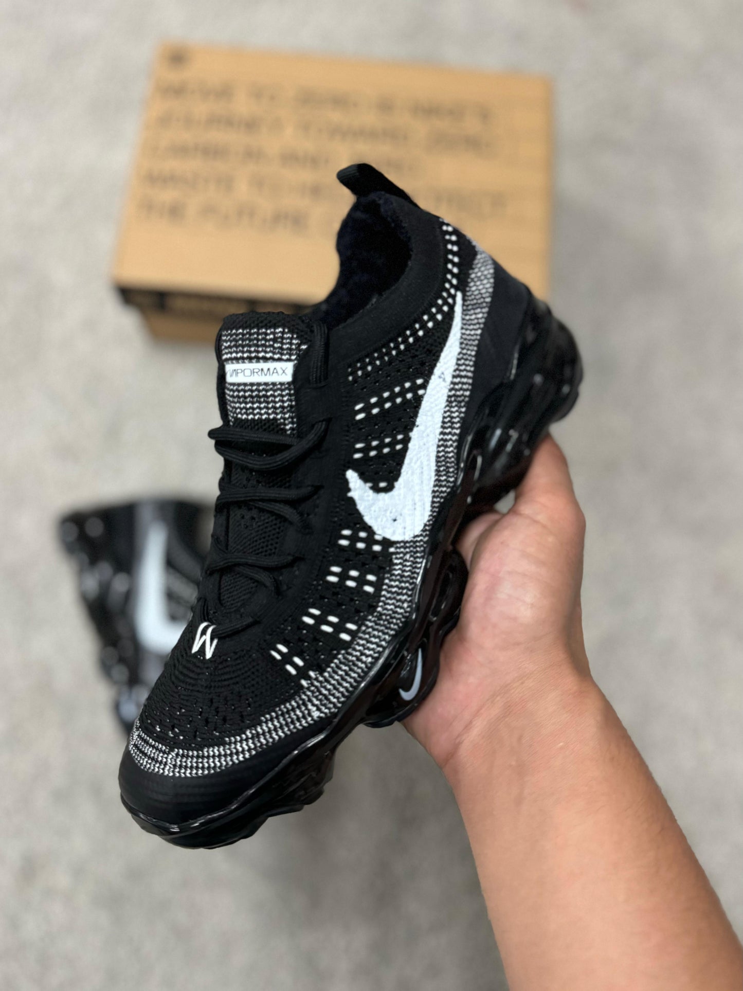 Vapormax negras detalles grises logo blanco