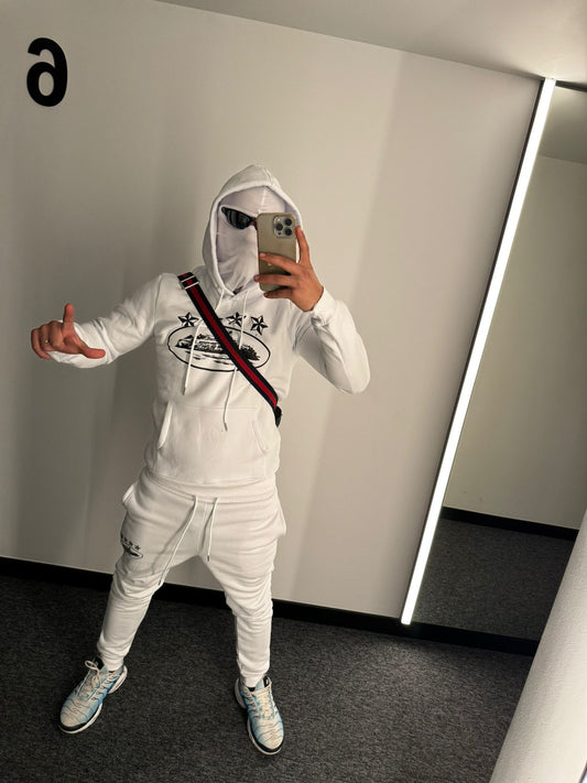 Chandal Corteiz blanco logo negro