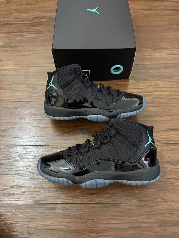 JORDAN 11 negras logo azul