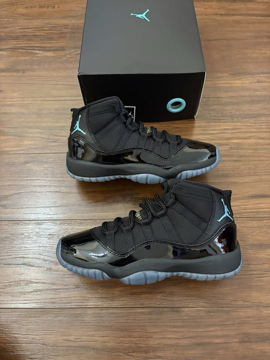 JORDAN 11 negras logo azul