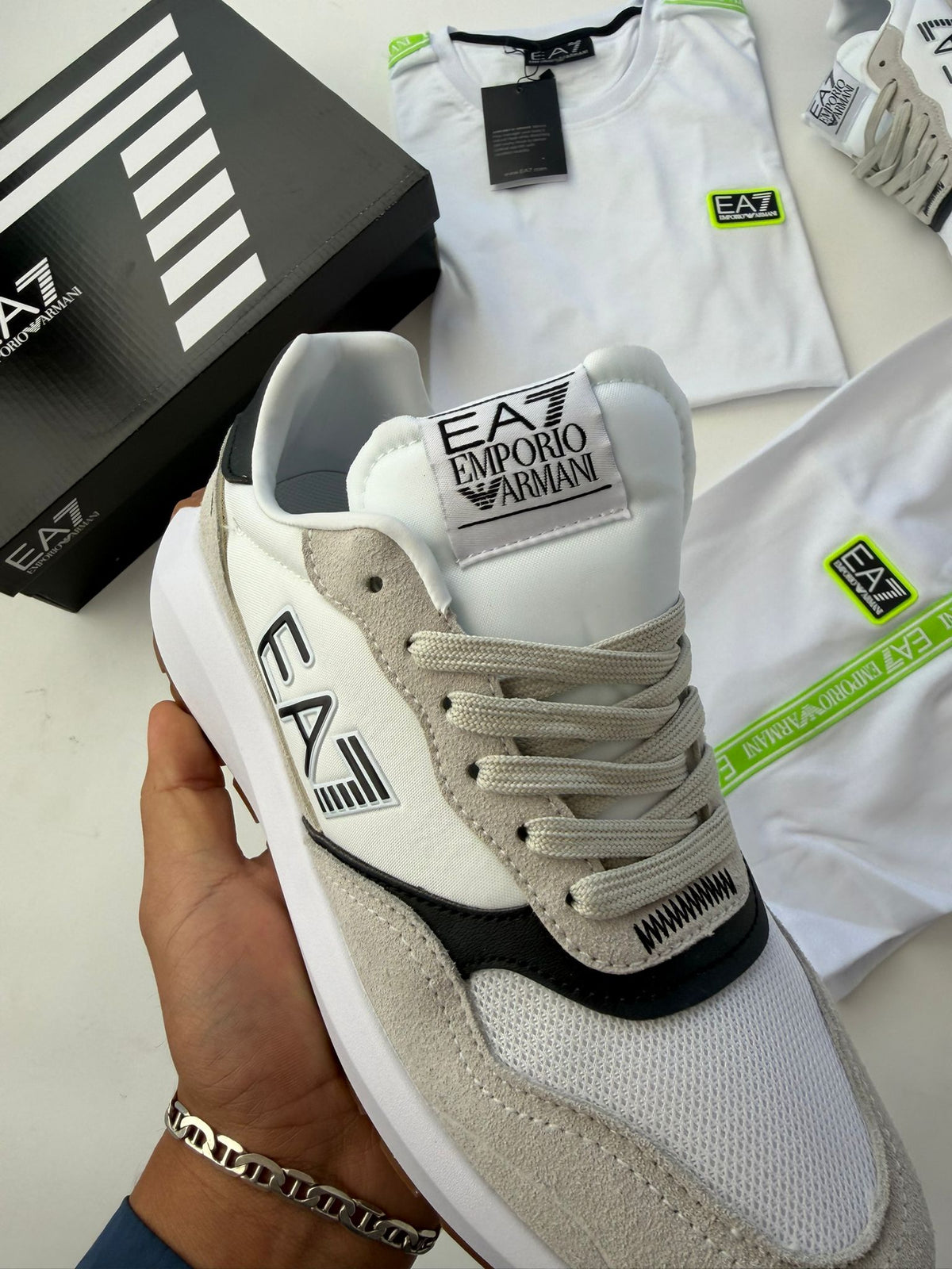 Armani blanco logo negro