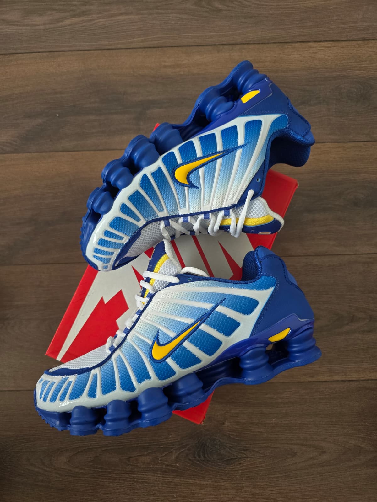 Shox azul logo amarillo