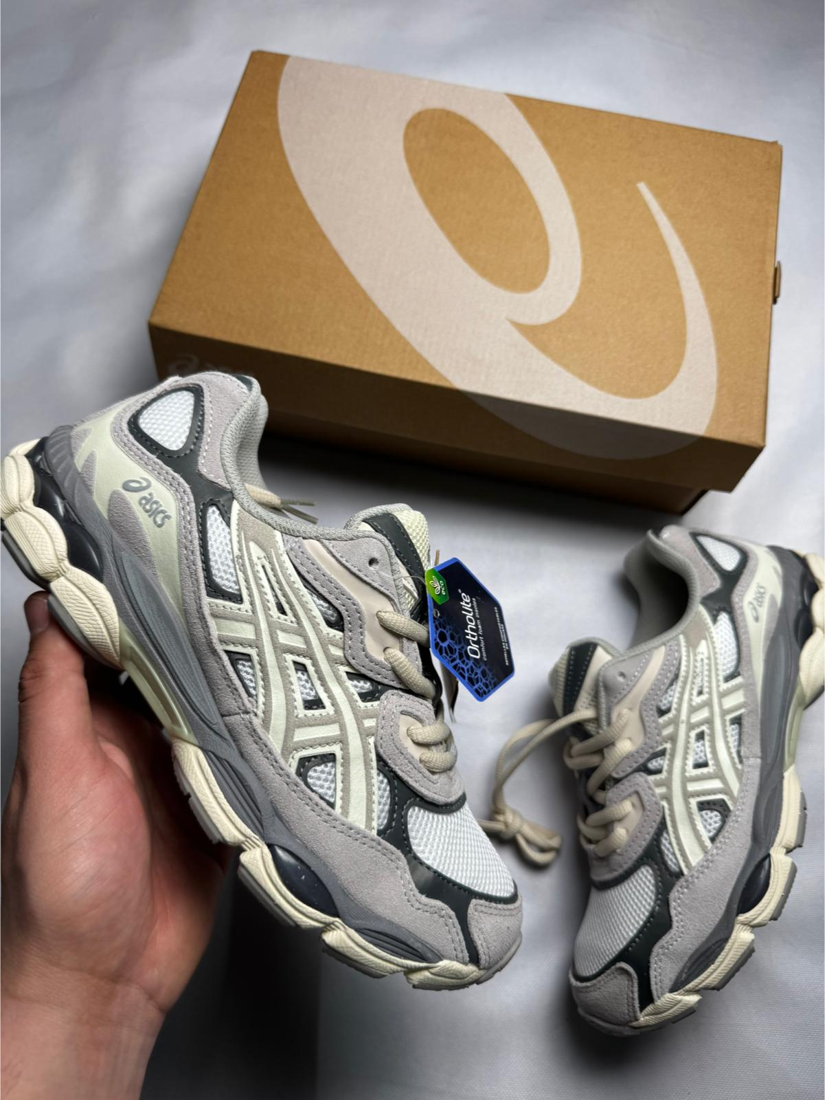 Asics beige detalles grises