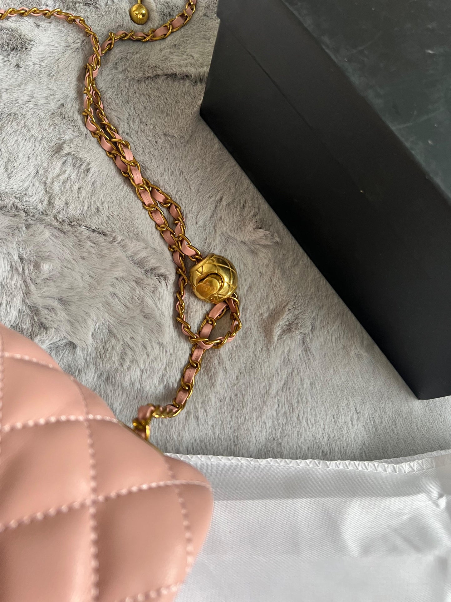 Bolso chanel rosa logo dorado