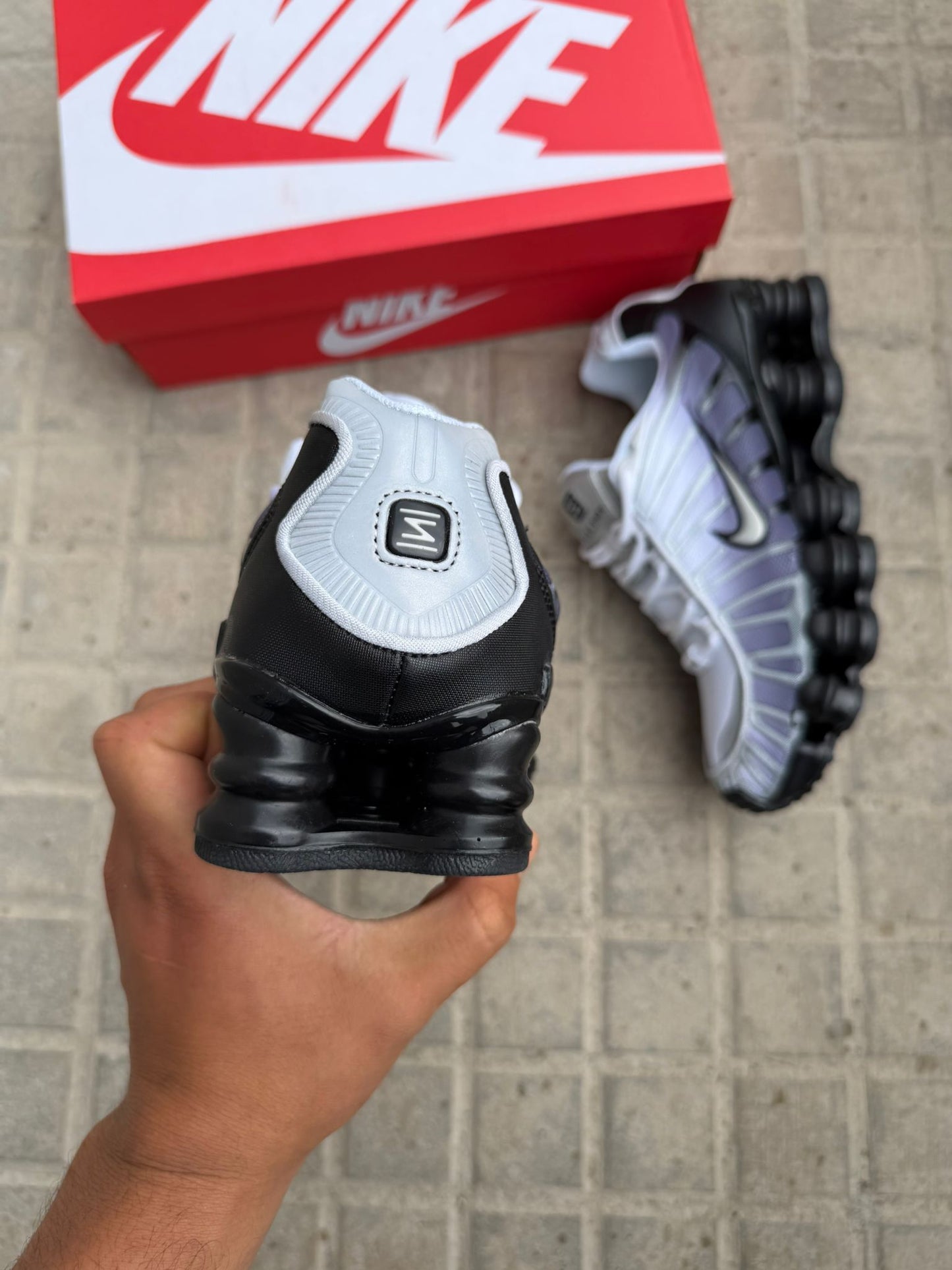 Shox tricolor logo blanco contorno negro