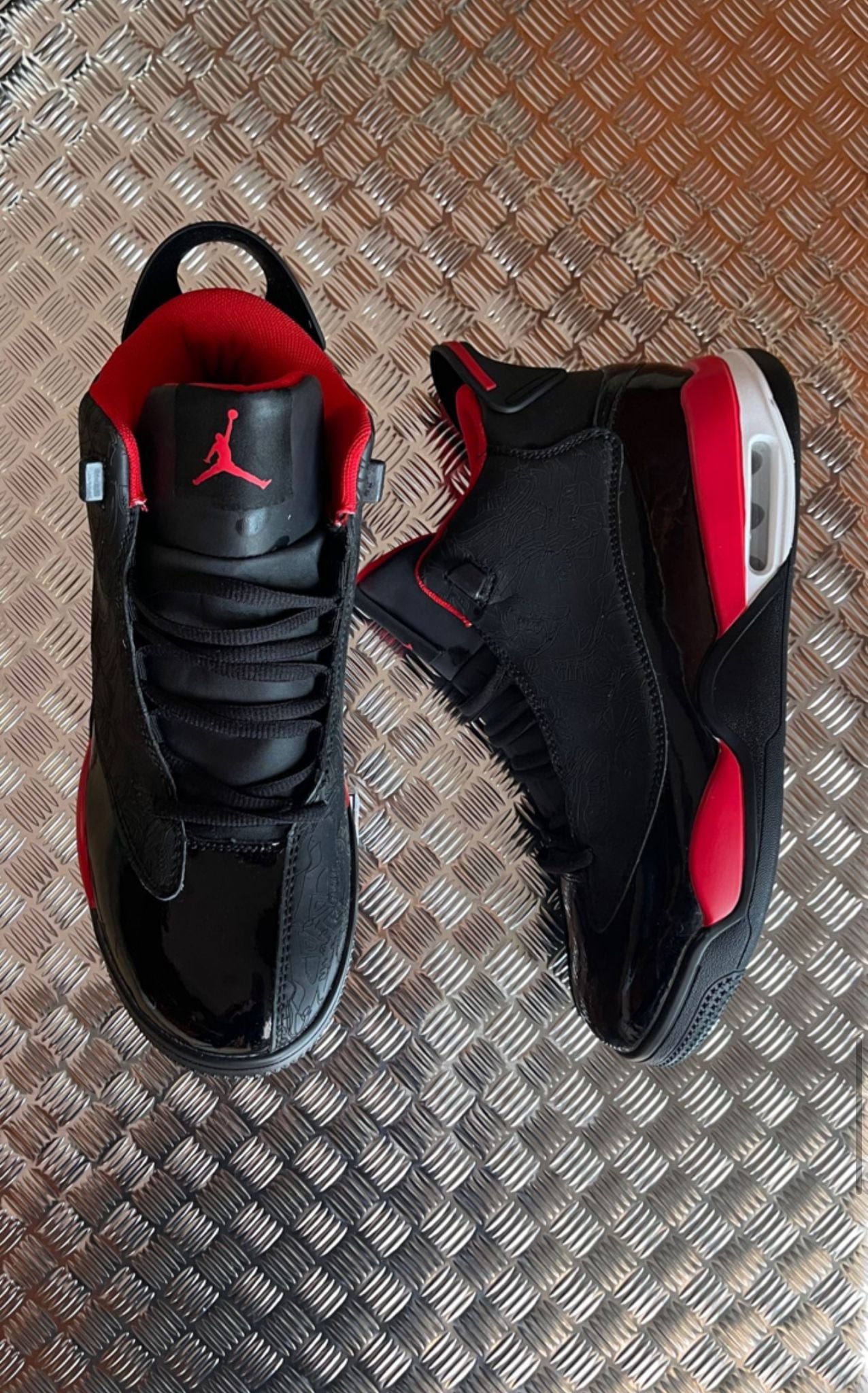 JORDAN 6 negras detalles rojos y blancos