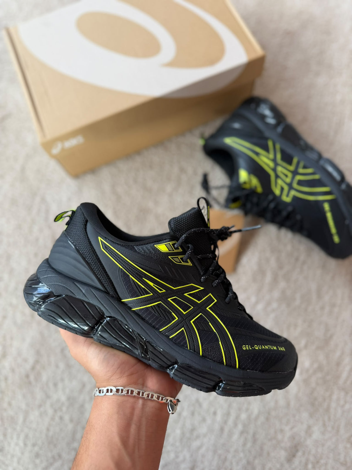 ASICS QUANTUM 360 negras contorno amarillo
