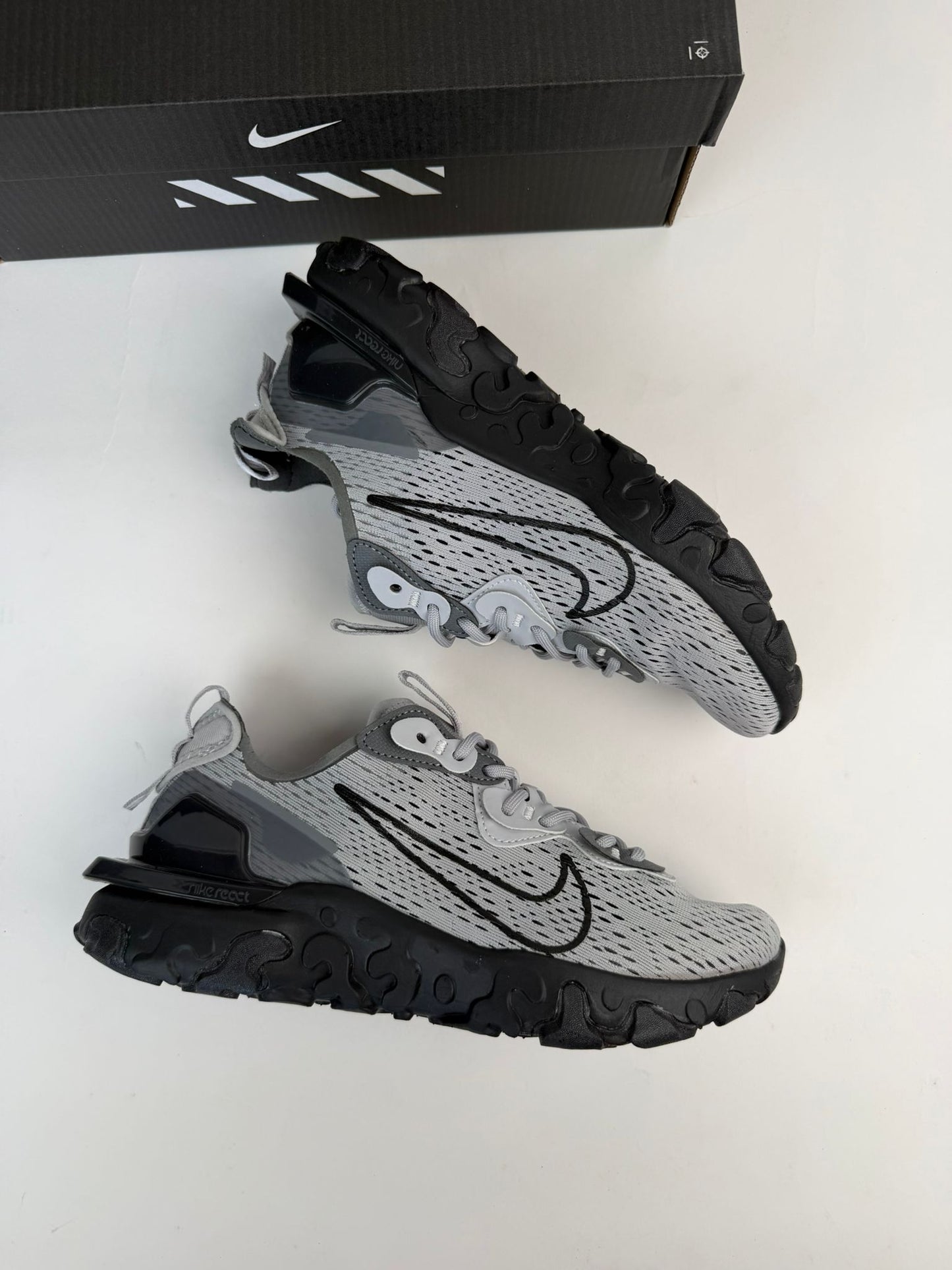 Nike react vision grises logo negro