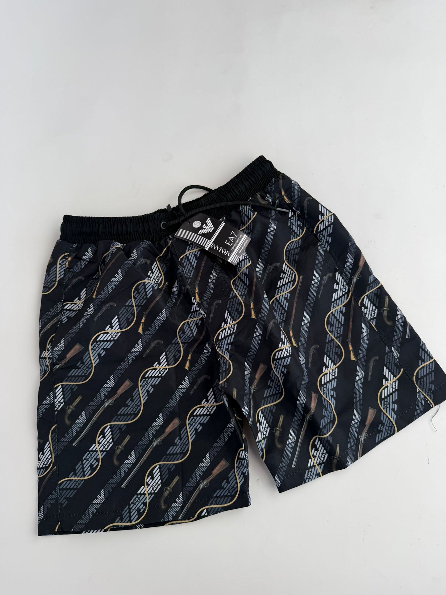 Pantalon Corto Armani negro logos grises detalles dorados