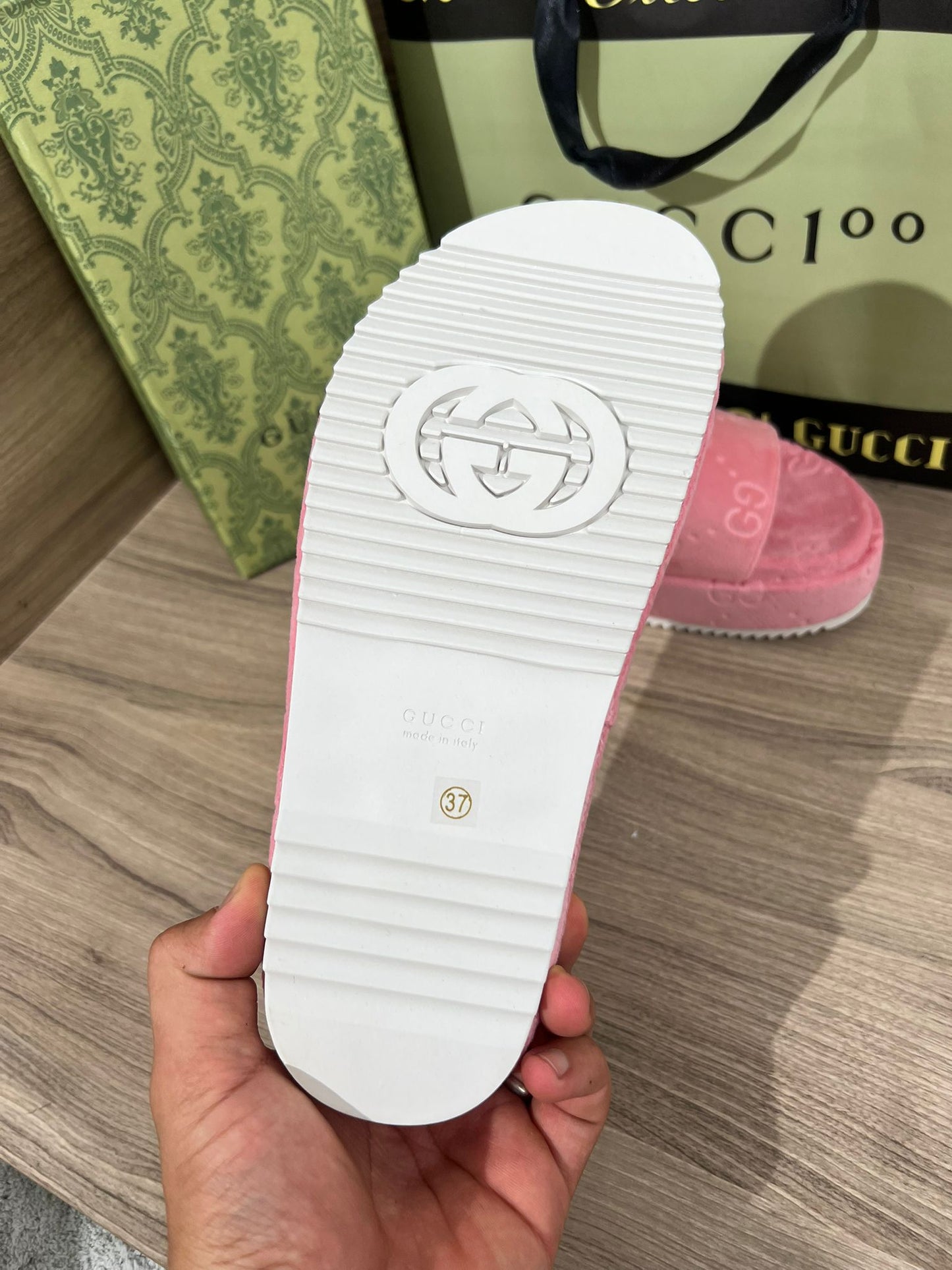Chancla Gucci mujer terciopelo rosas detalles blancos