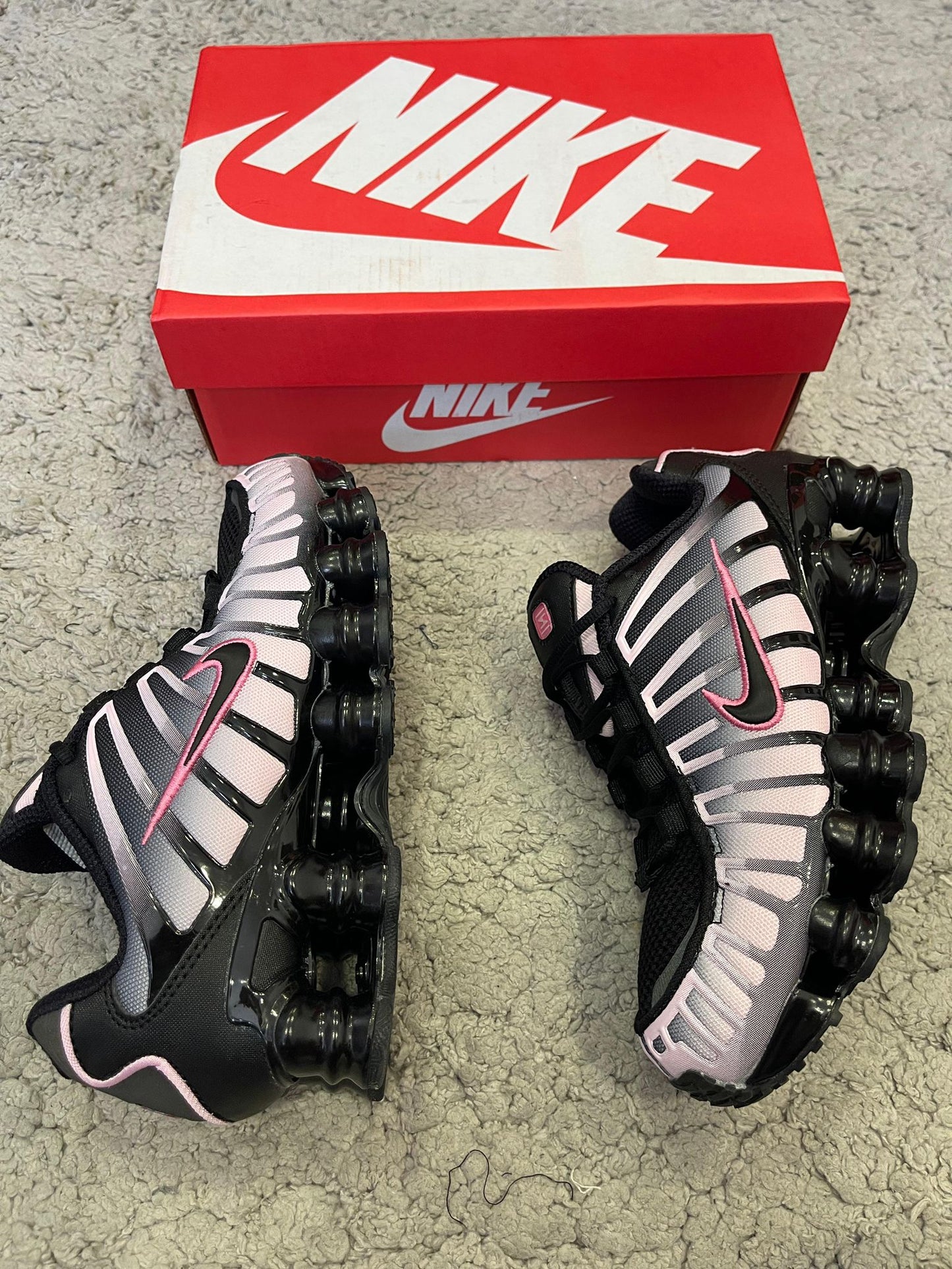 Shox Negras y rosas logo negro contorno rosa