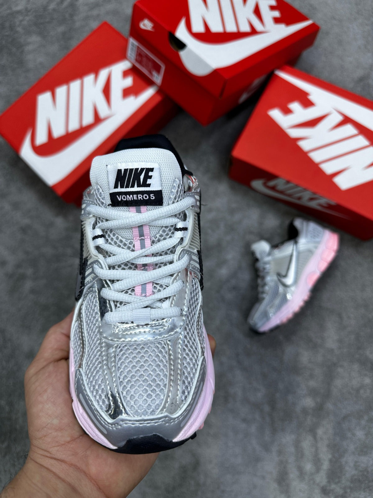 Nike vomero 5 grises detalles rosas contorno negro