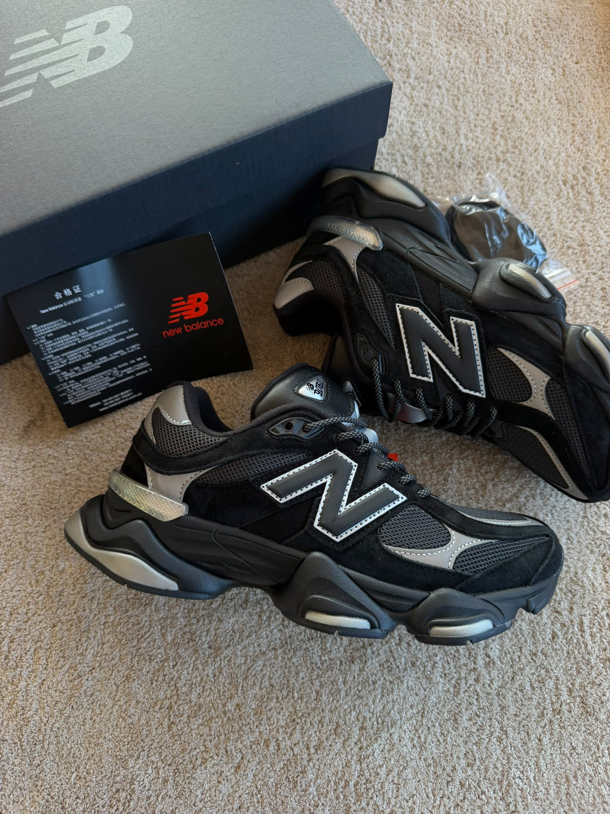 New Balance 9060 negras detalles grises