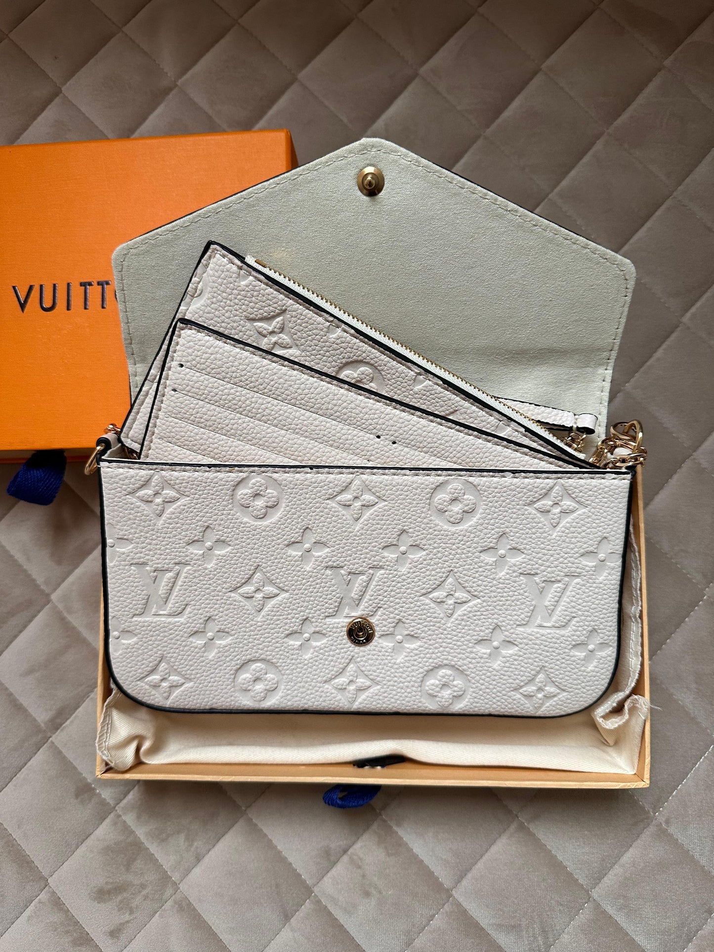 Bolso LV blanco logo dorado Pochette Félicie