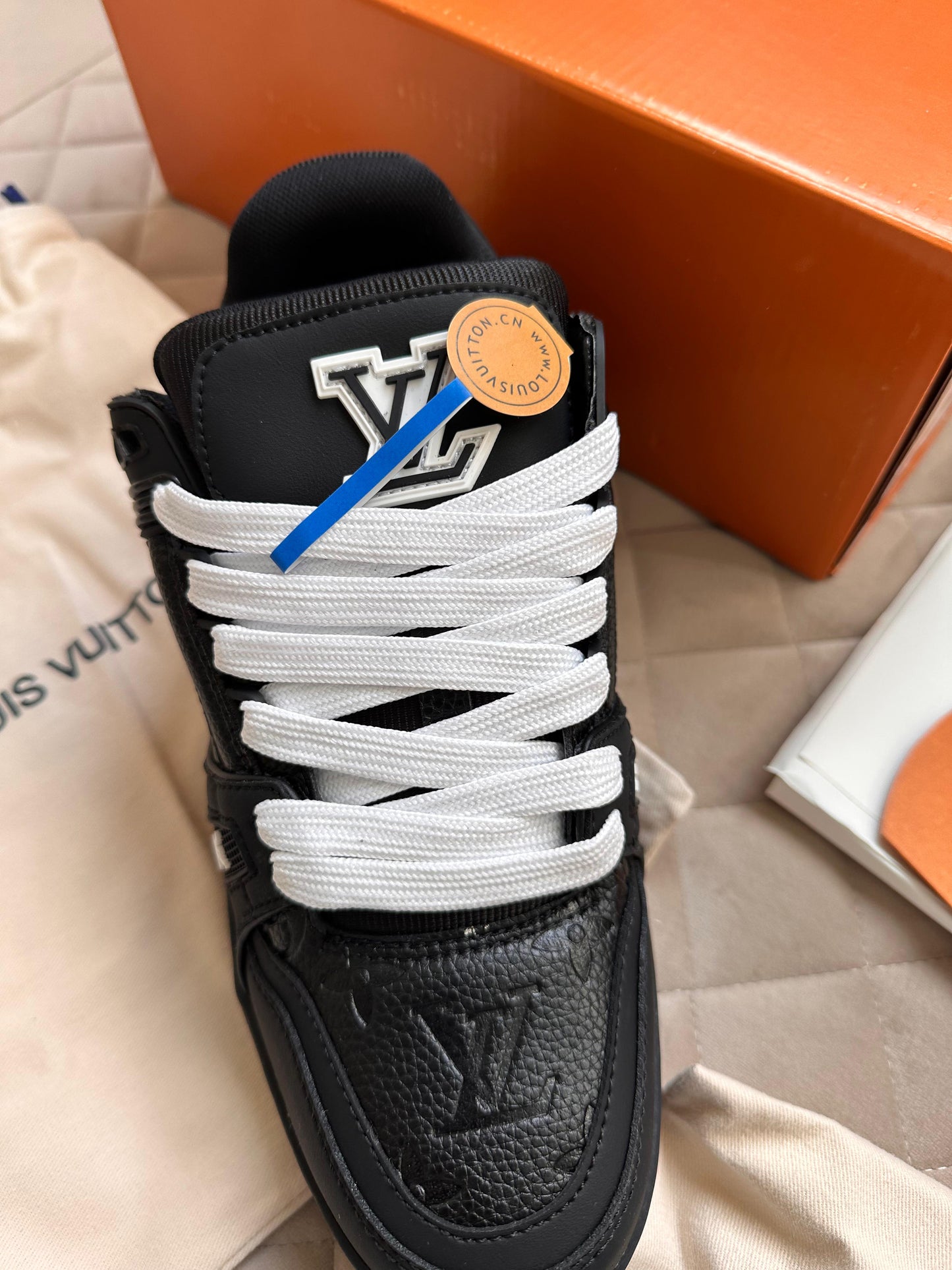 LV TRAINER NEGRA LOGO BLANCO