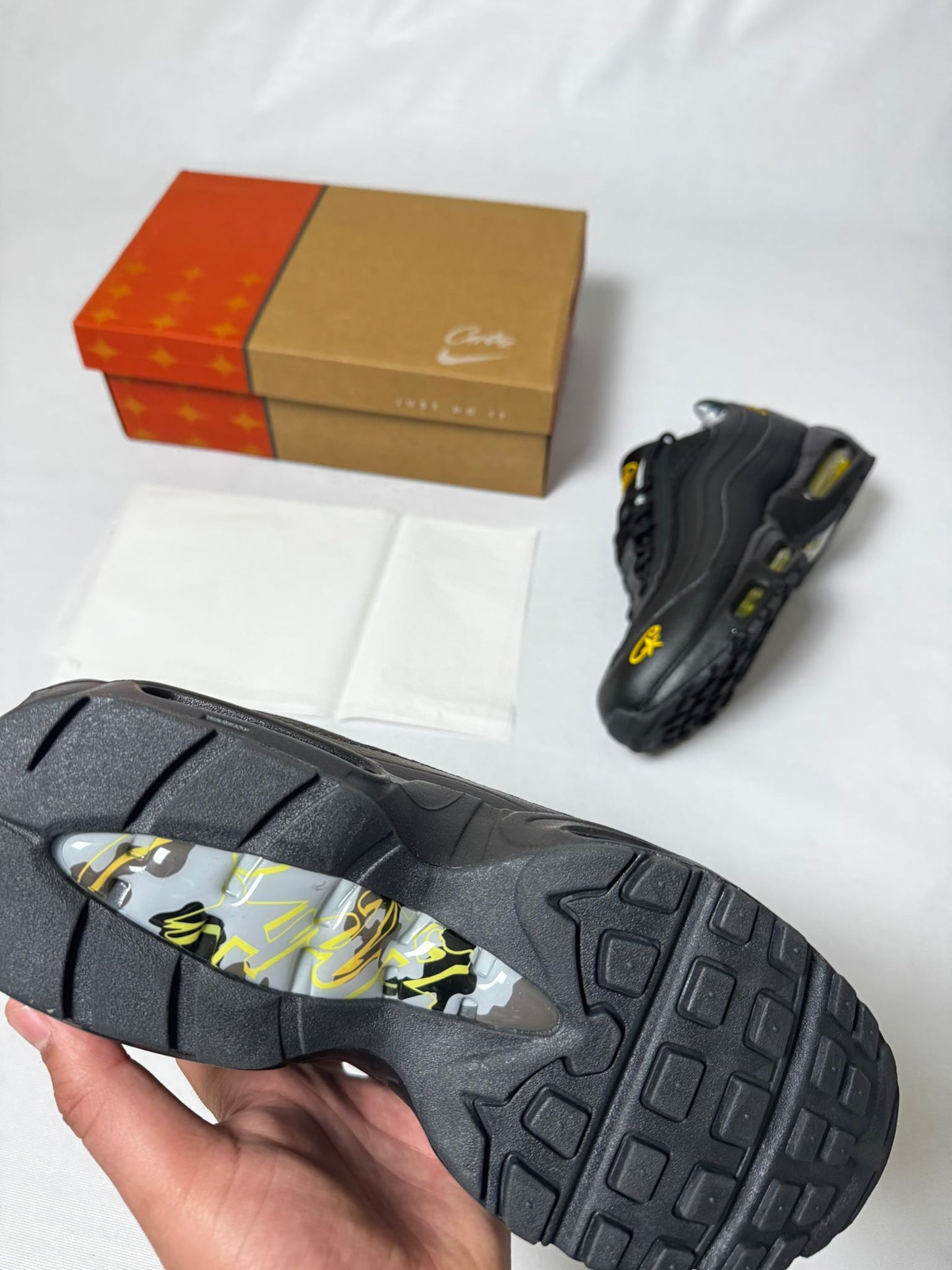 Air max 95 negras x Corteiz logo amarillo