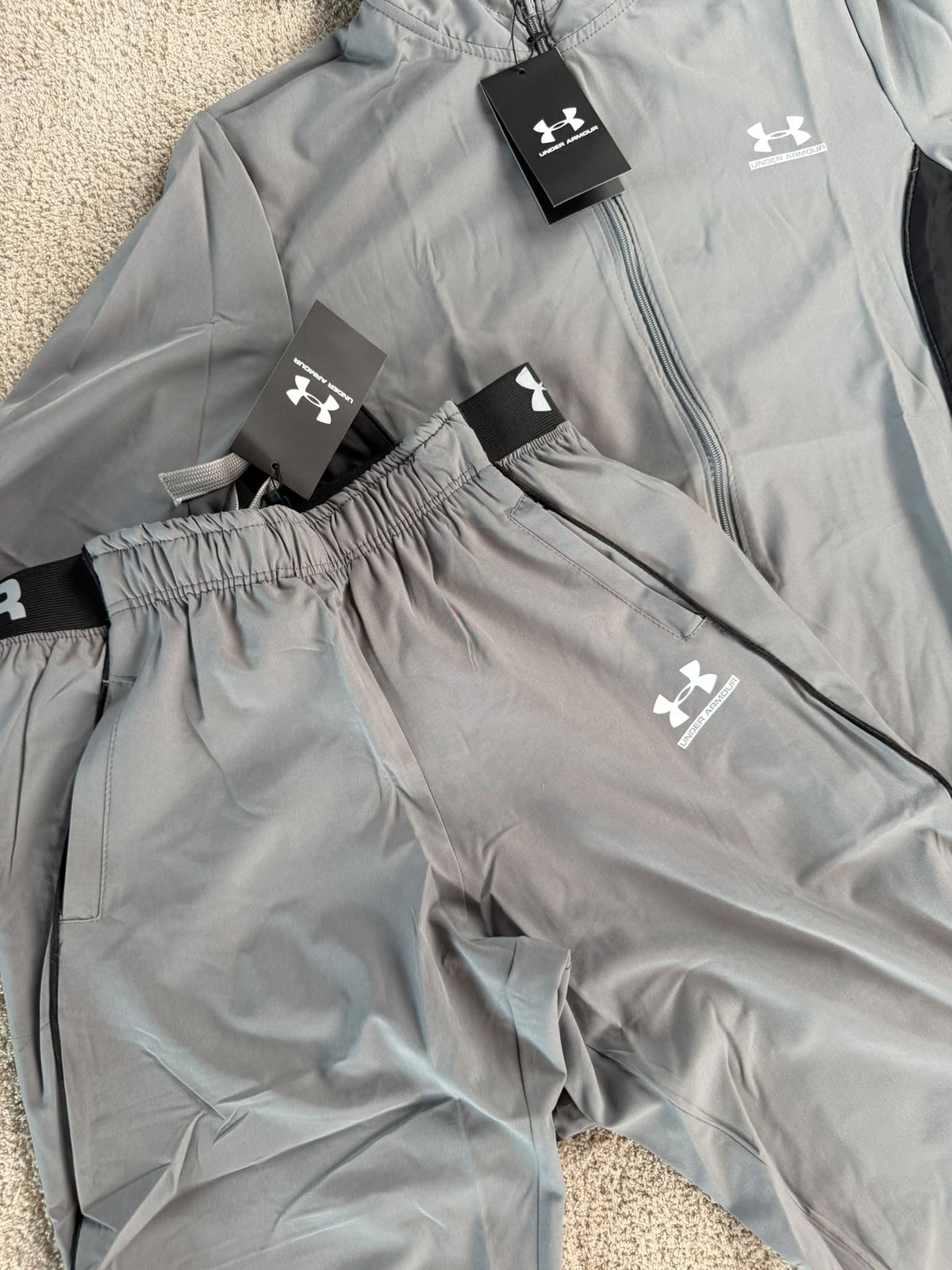 Chandal Under Armour gris logo blanco