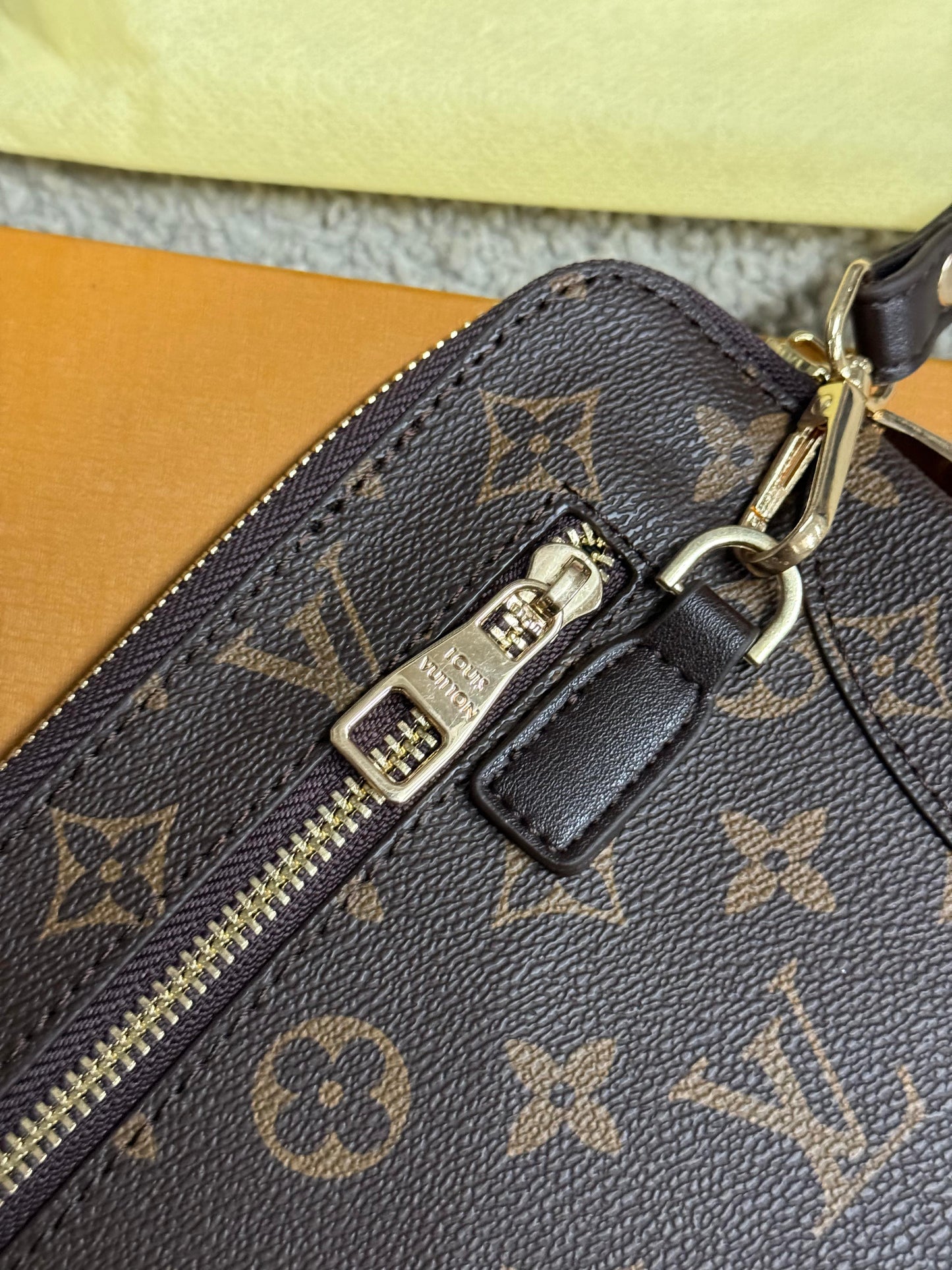 Bolso de mano LV marron logo dorado