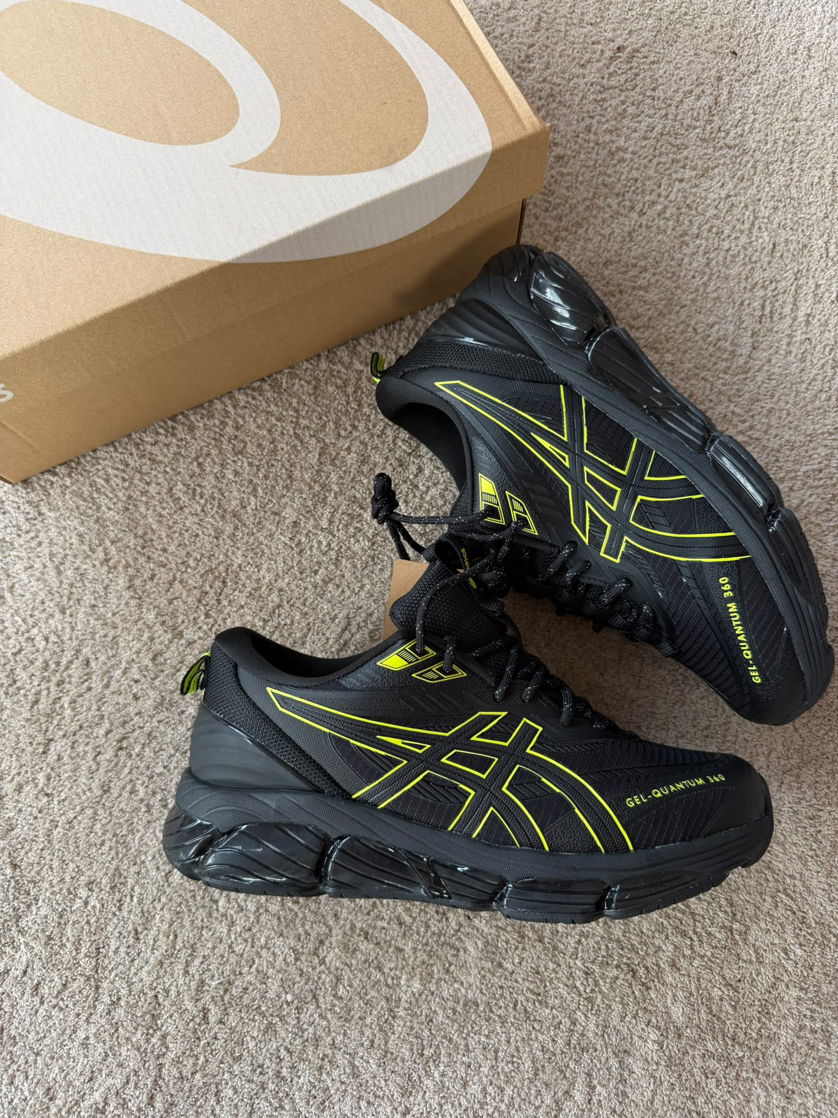 ASICS QUANTUM 360 negras contorno amarillo