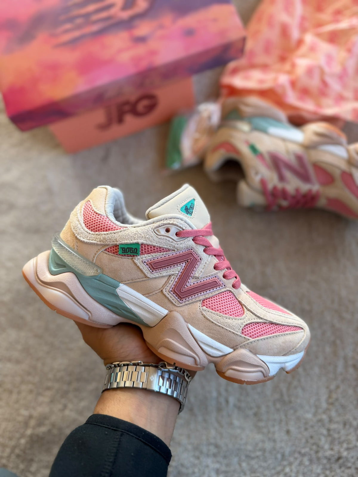 New Balance 9060 crema logo rosa detalles azules