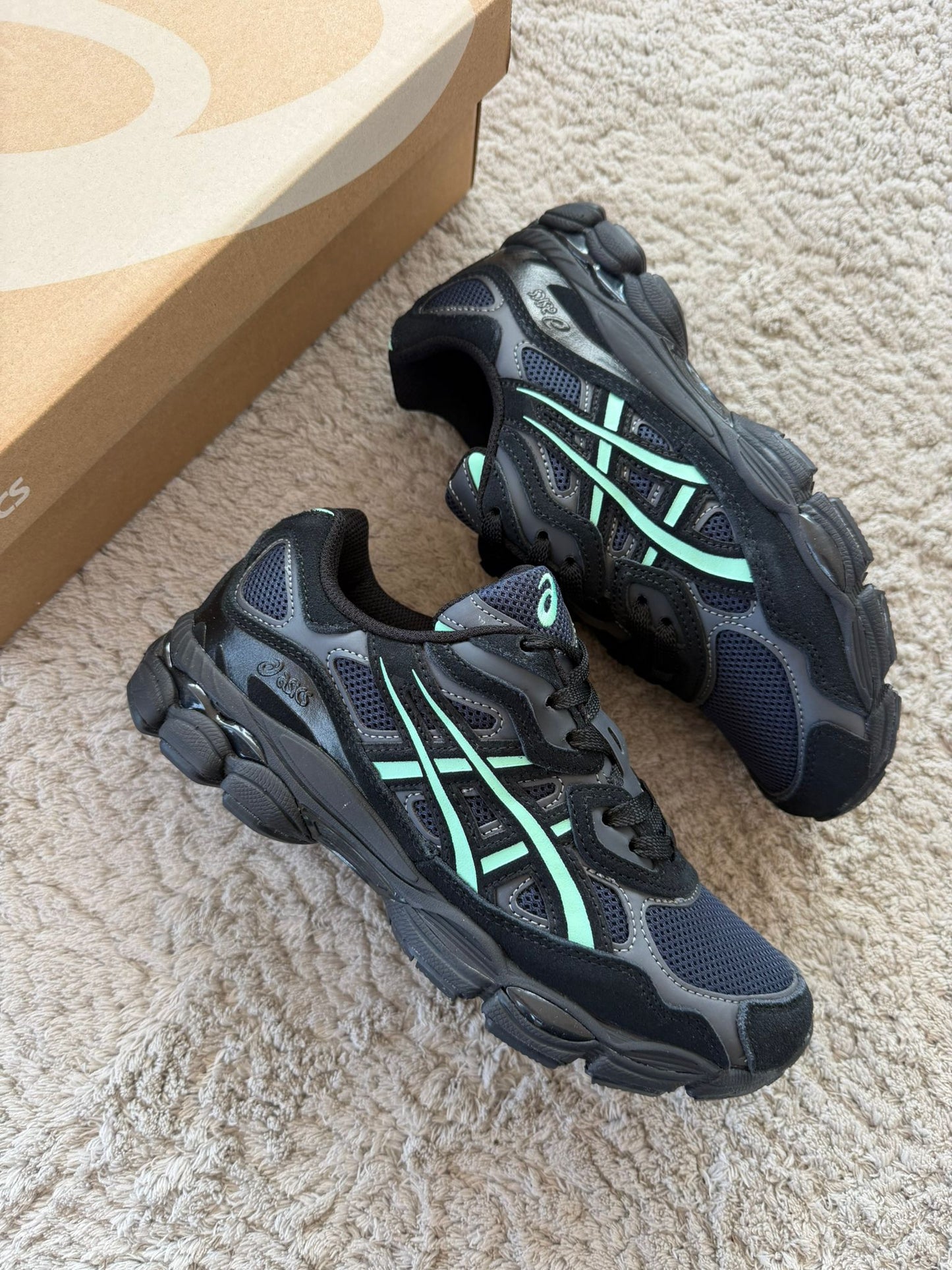 ASICS GEL-NYC negras azul marino logo azul claro