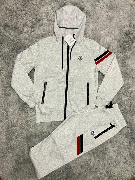 Chandal moncler gris logo blanco detalles rojos y azules