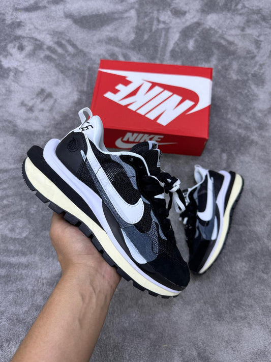 Nike x sacai vaporwaffle black white