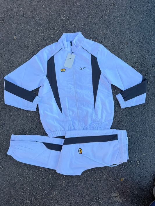 Chandal nike blanco y negro logo blanco contorno negro
