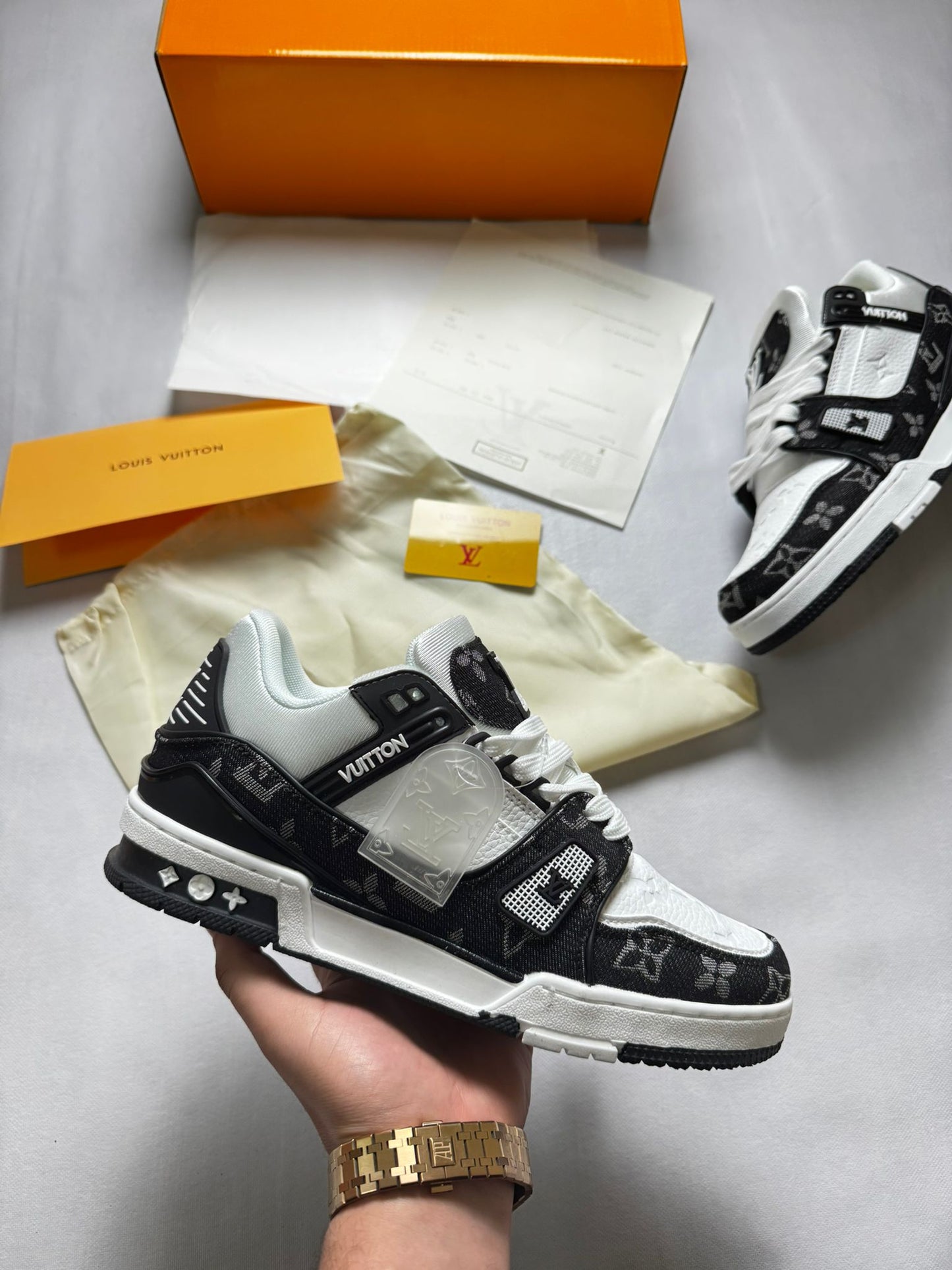 LV trainer blancas y negras