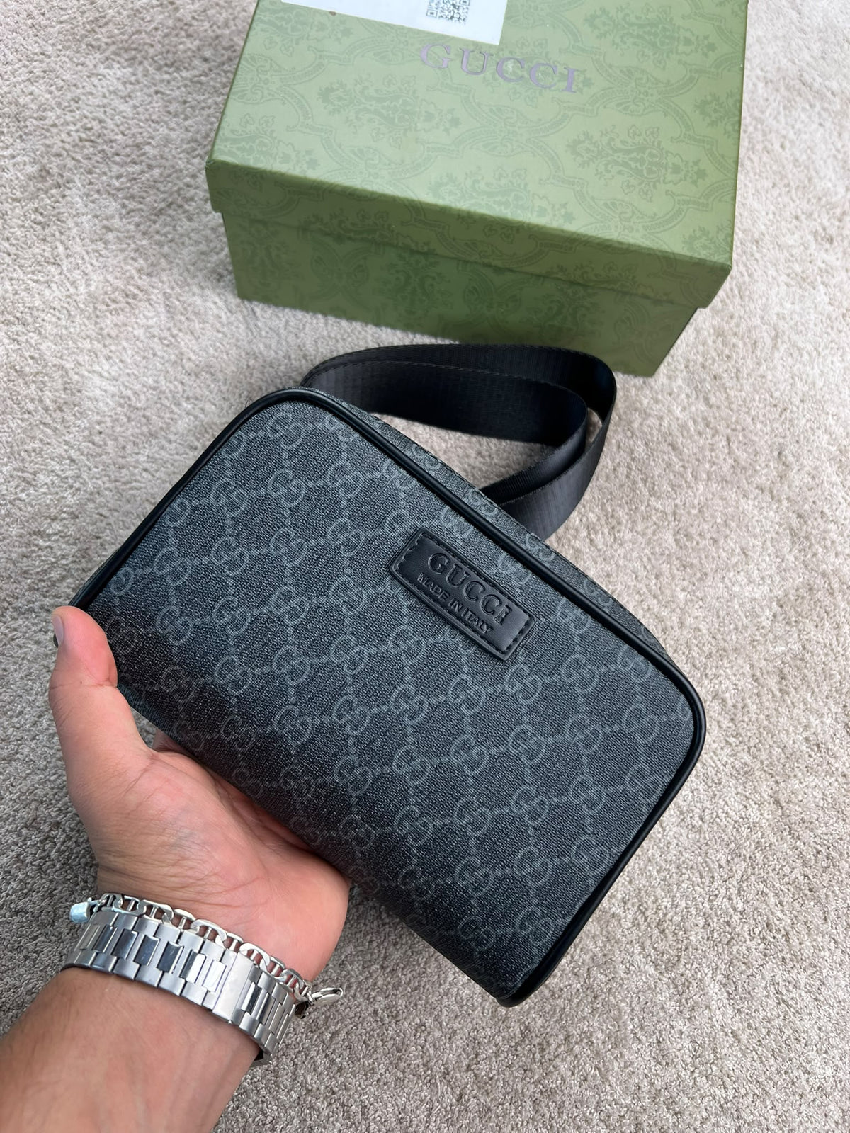Bandolera Gucci gris detalles negros