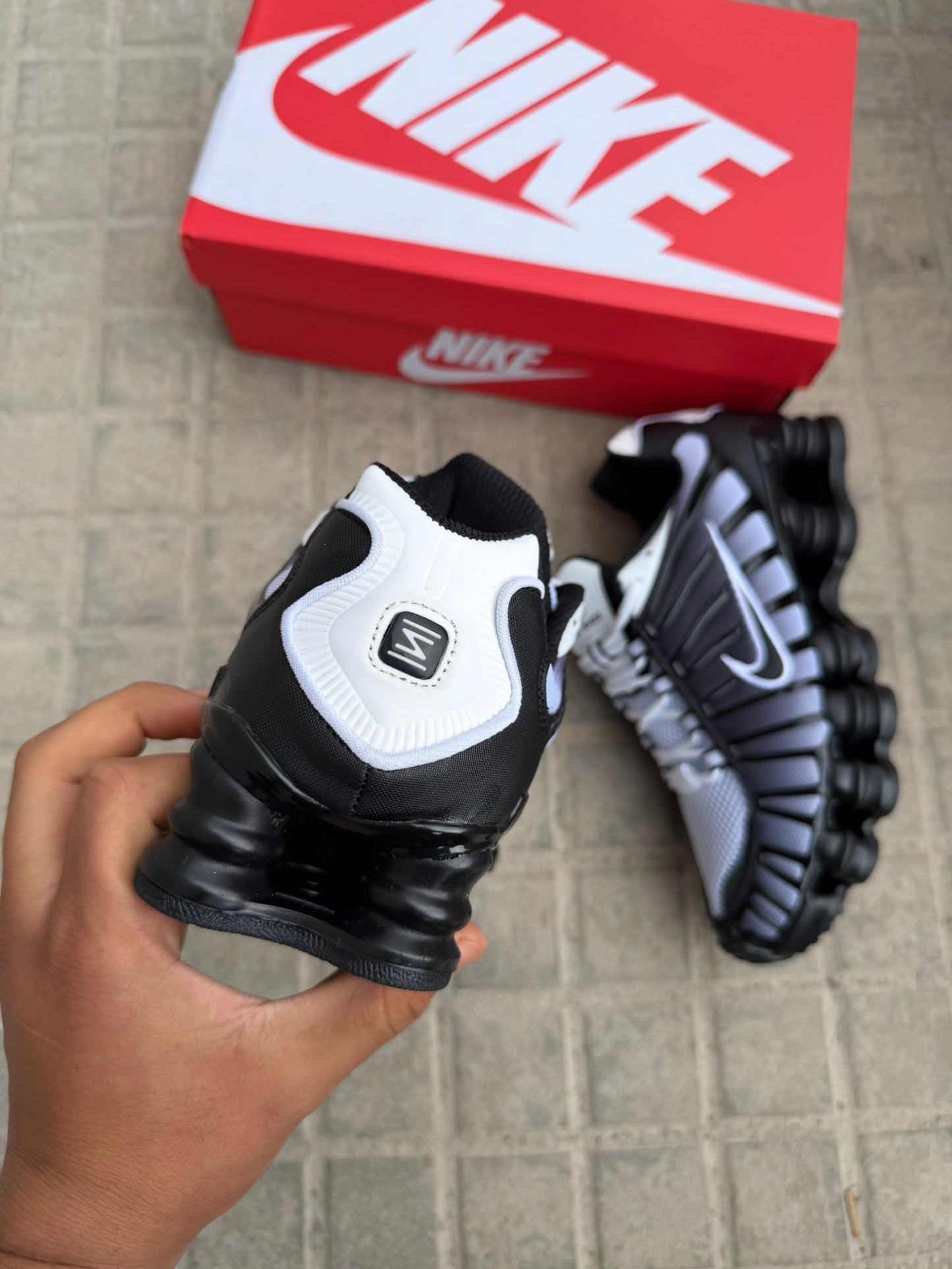 Shox negras logo negro contorno blanco detalles grises