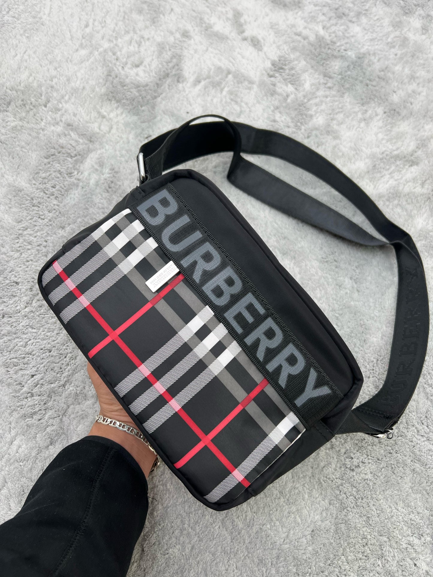 BANDOLERA burberry negra logo gris