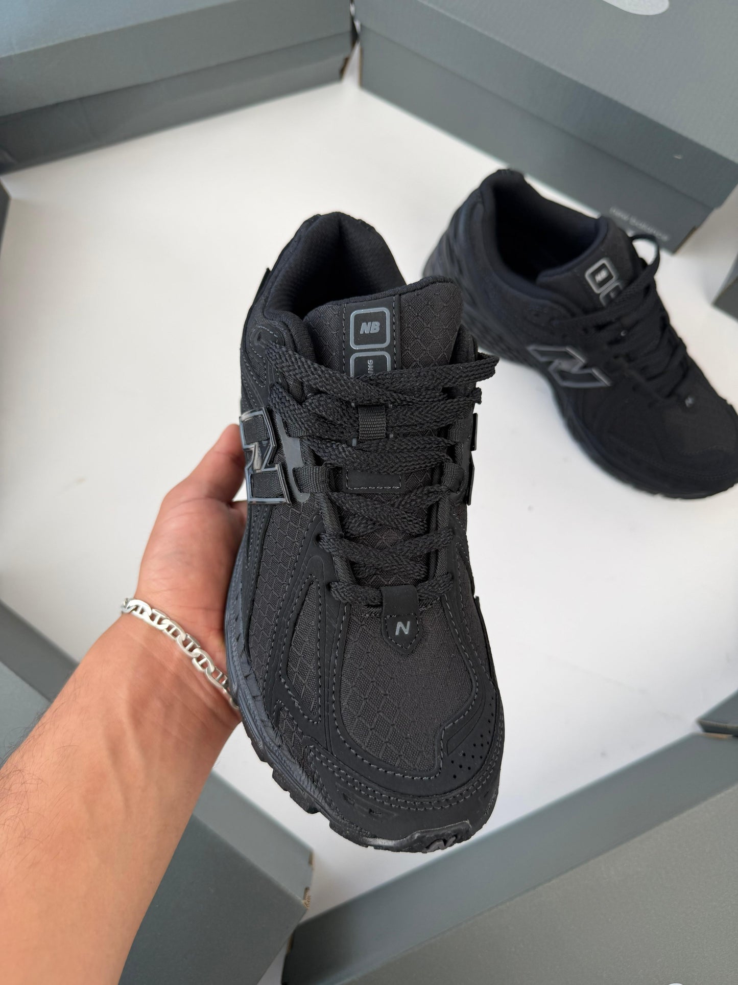 New Balance 1906R negras detalles grises