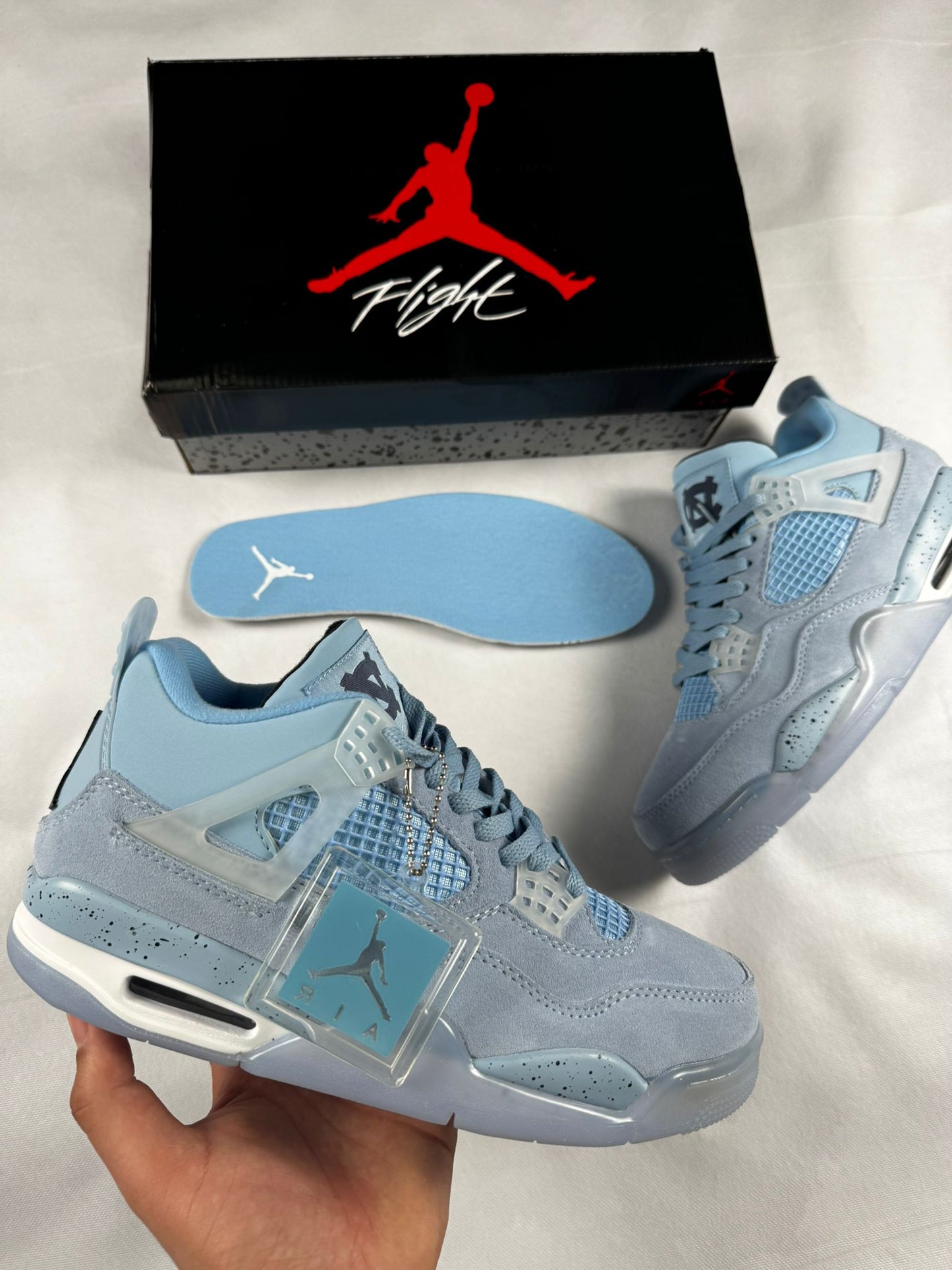 Jordan 4 azul detalles blancos