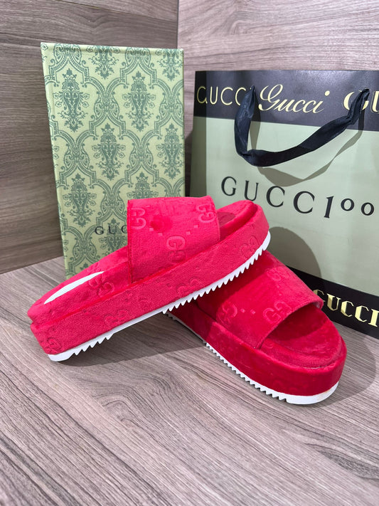 Chancla Gucci mujer terciopelo rosa fuerte detalles blancos