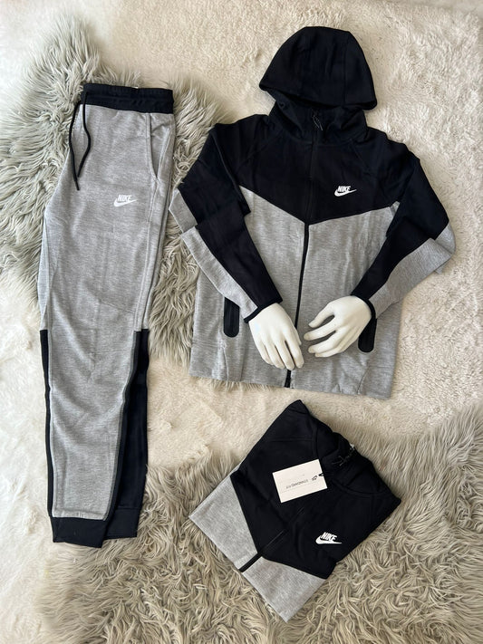 Nike tech negro y gris logo blanco