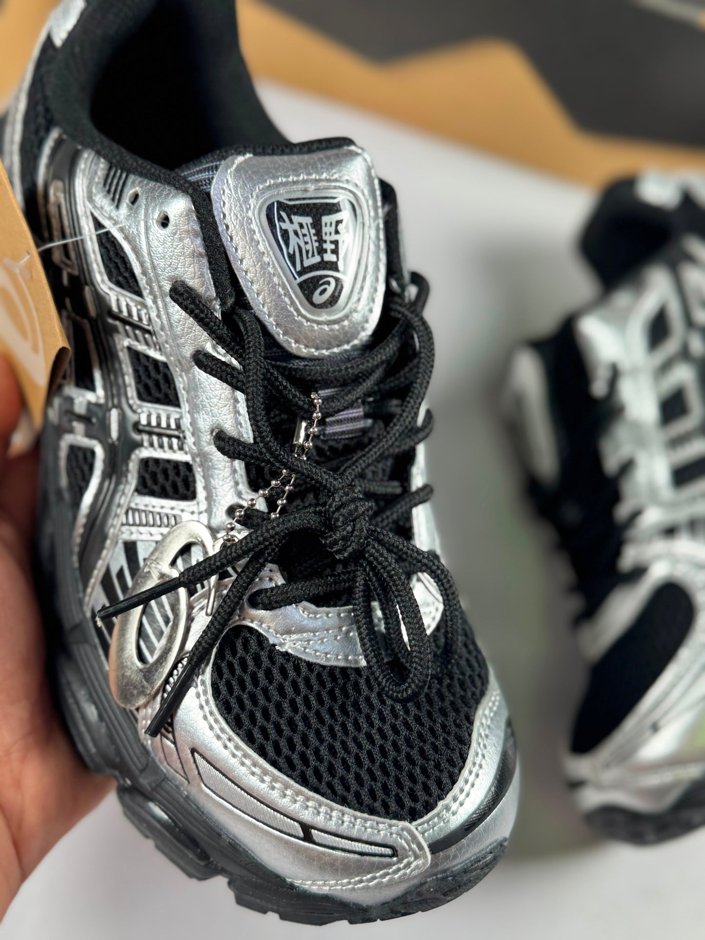Asics negras y plateadas