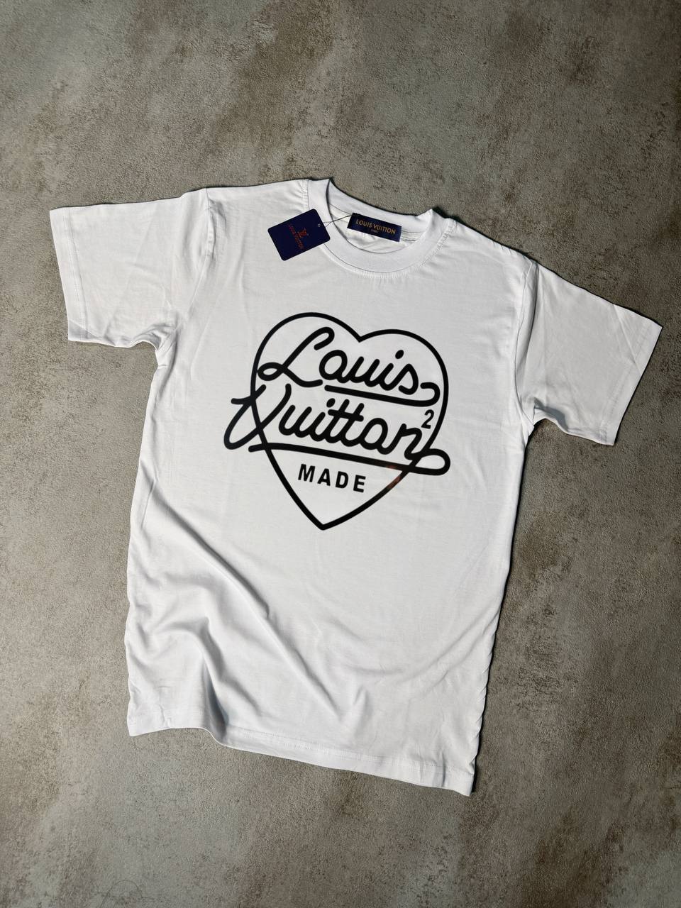 Camiseta LV blanco corazon contorno negro logo negro