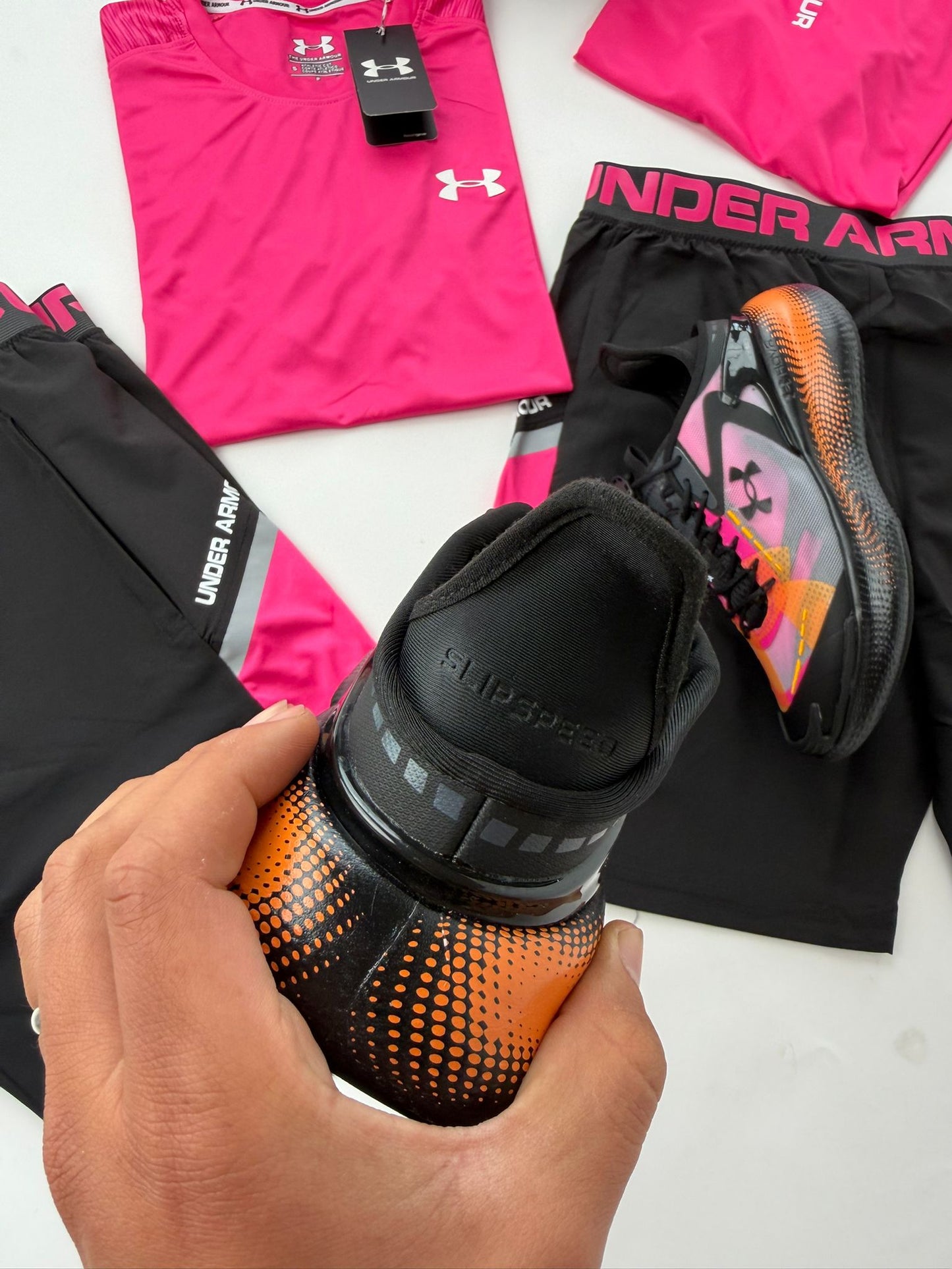 Under Armour Negras detalles naranjas y rosas