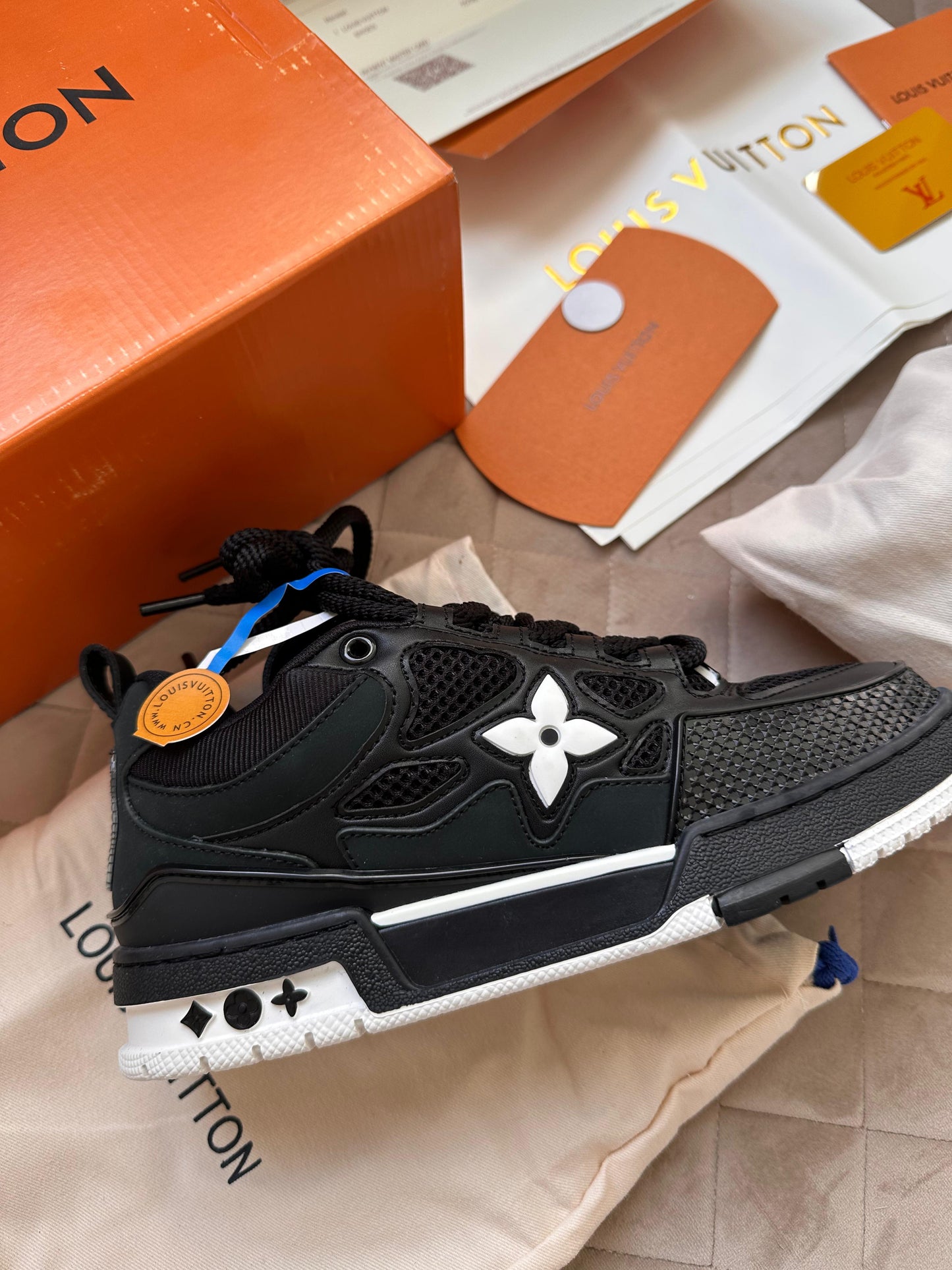 LV SKATE NEGRA LOGO BLANCO