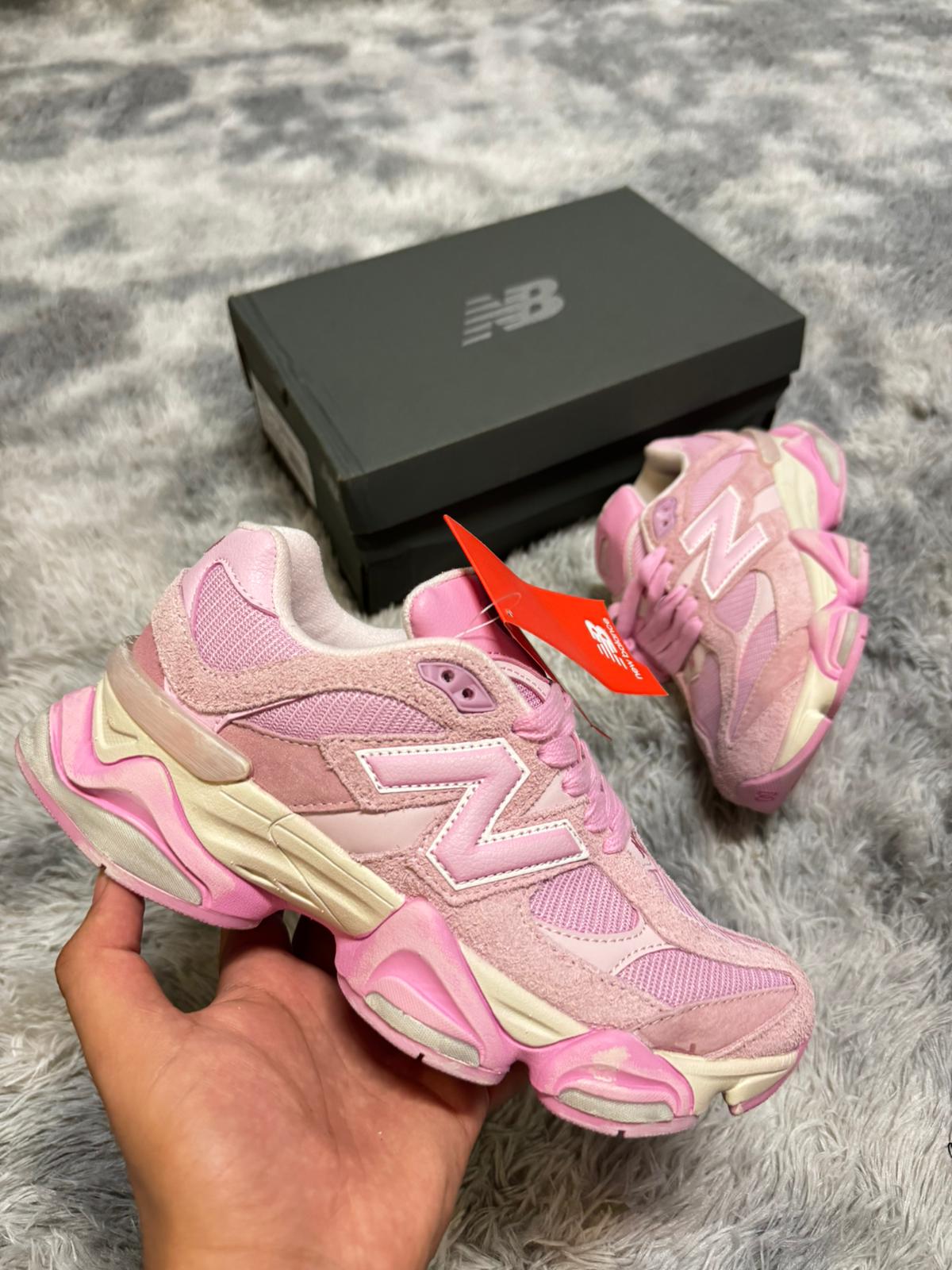 New Balance 9060 rosas detalles crema
