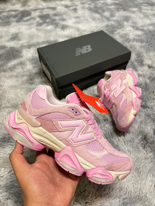 New Balance 9060 rosas detalles crema