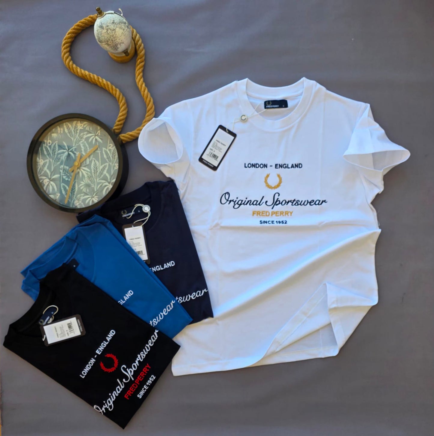 Camiseta fred perry blanca logo negro y dorado