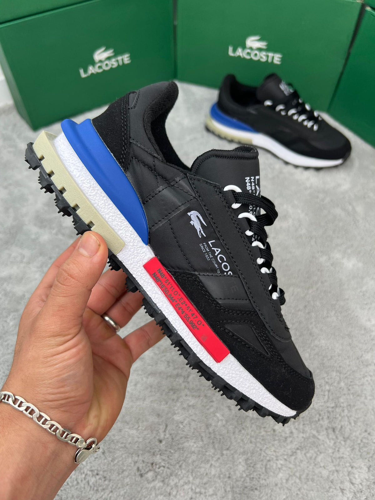 Zapatillas Lacoste Elite Active negro logo blanco detalles azules y rojos