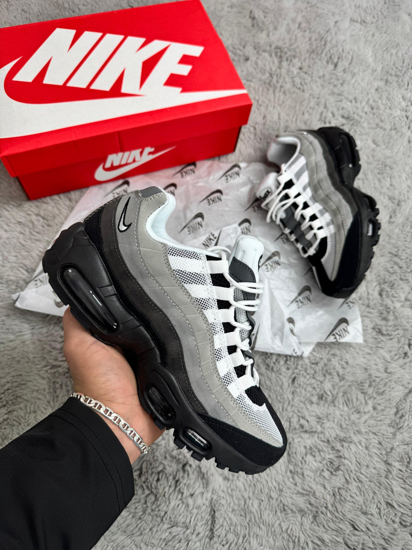 Air max 95 grises y blancas detalles negros