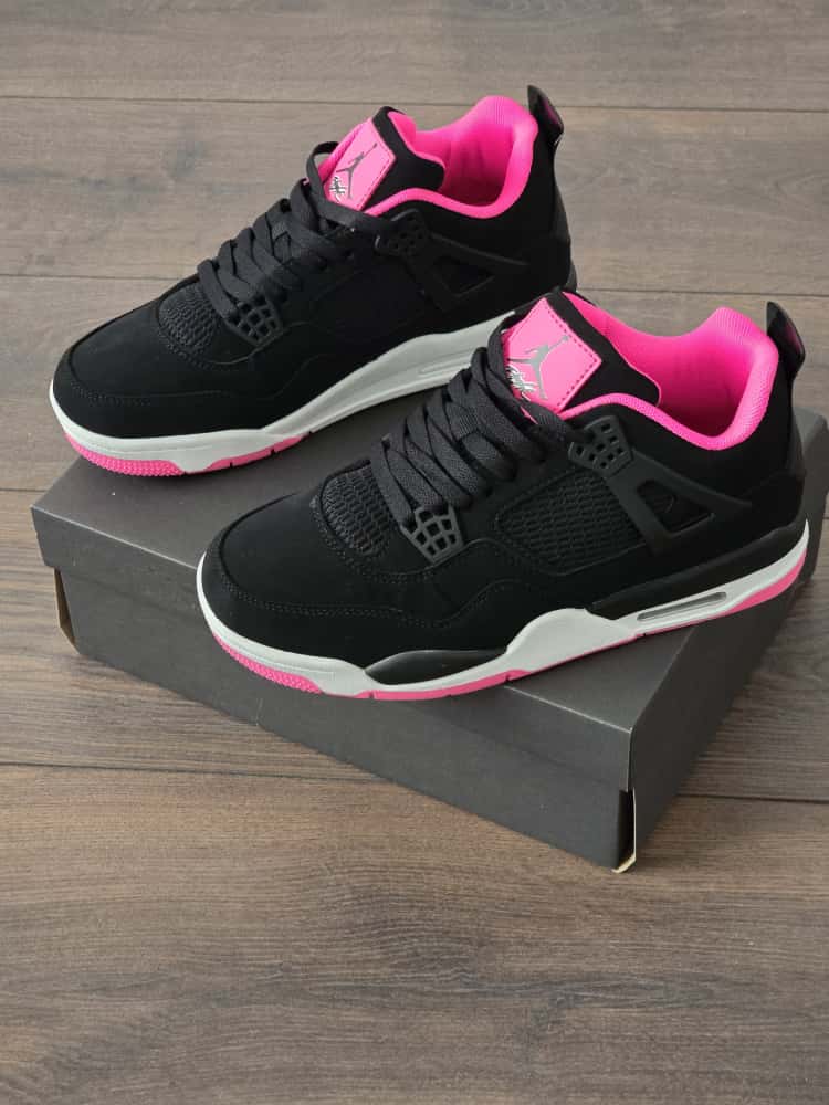 JORDAN 4 NEGRA SUELA ROSA