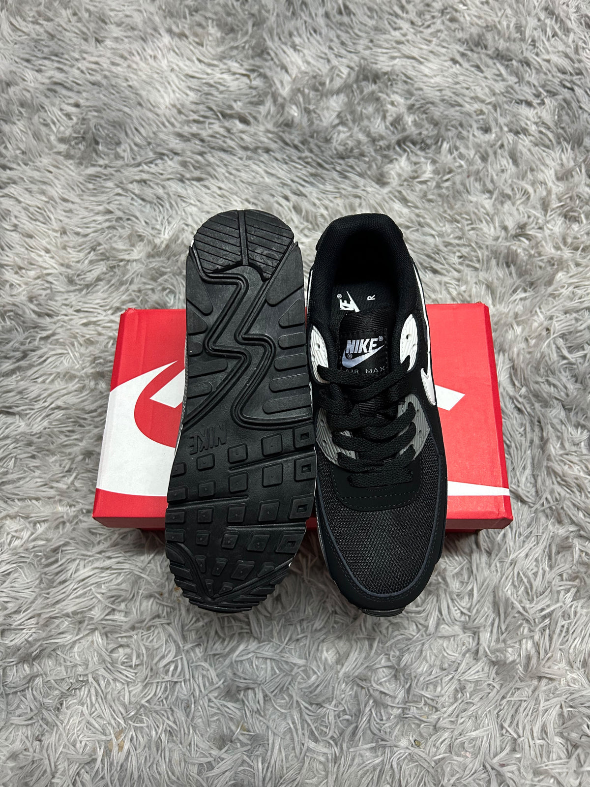 AIR MAX 90 negras logo blanco detalles grises