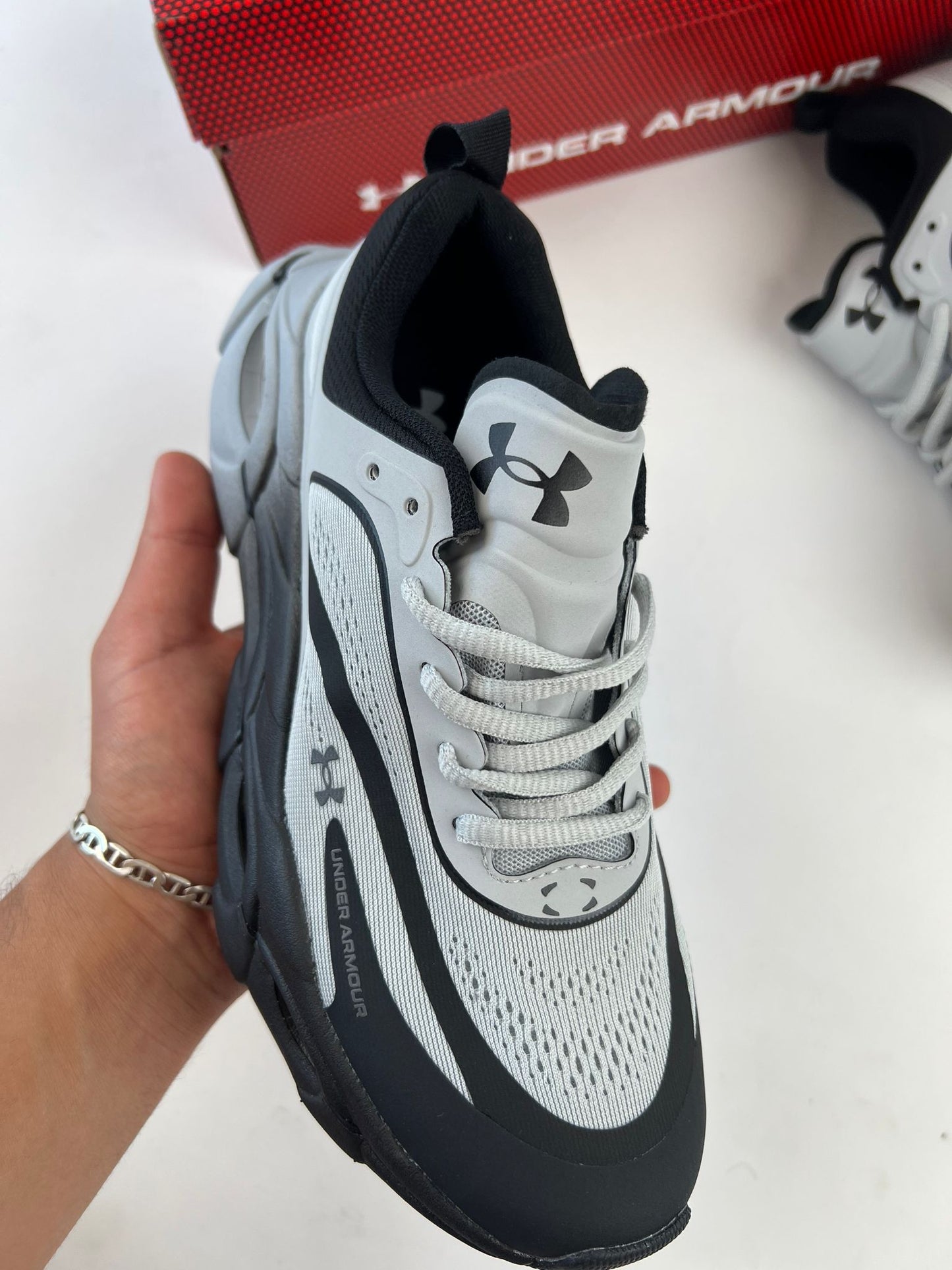 UNDER ARMOUR UA HOVER REACTOR grises detalles negros
